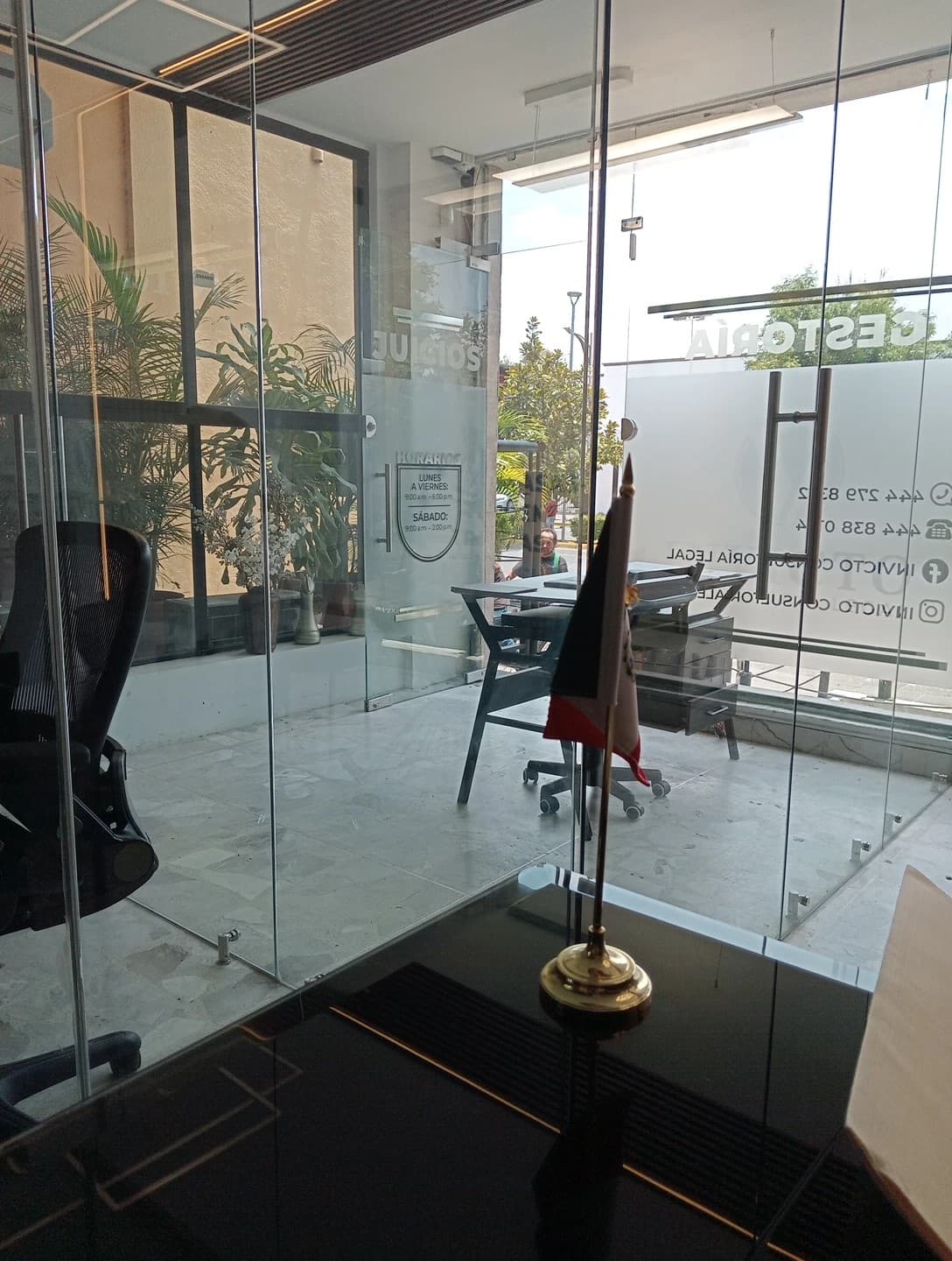 Sala de atención con divisiones de cristal en la oficina de Invicto